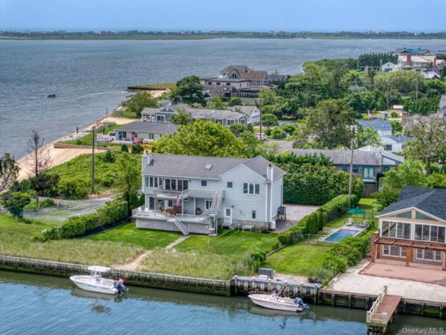  4 BR,  3.00 BTH &nbsp;Other style home in East Quogue
