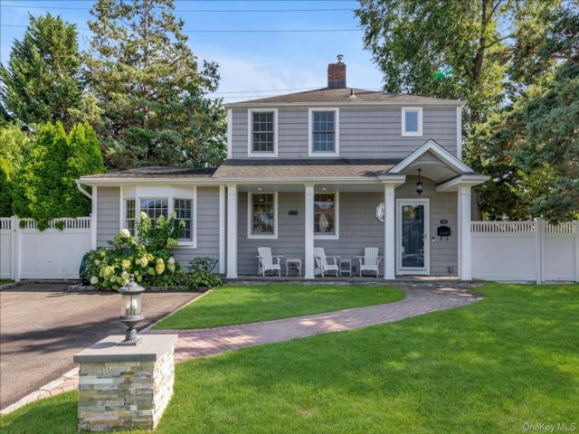  3 BR,  2.00 BTH &nbsp;Colonial style home in Westbury