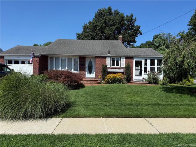  3 BR,  2.00 BTH &nbsp;Split level style home in Massapequa Park