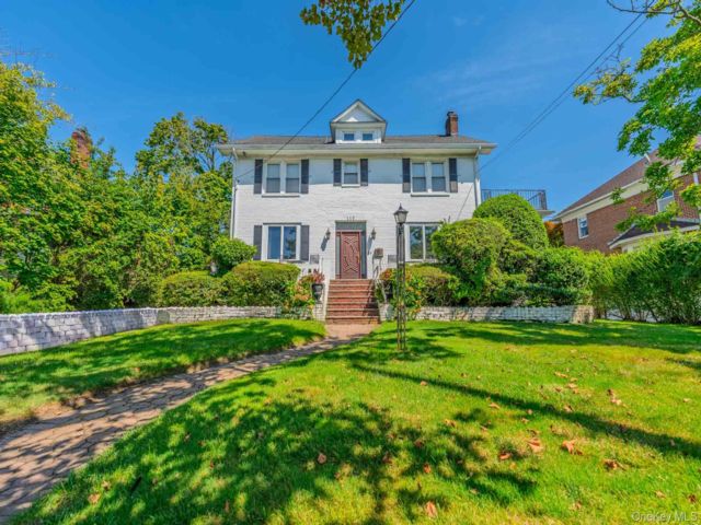  4 BR,  4.00 BTH &nbsp;Colonial style home in Lawrence