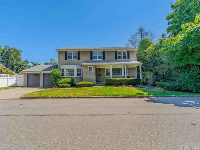  4 BR,  4.00 BTH &nbsp;Colonial style home in Woodmere
