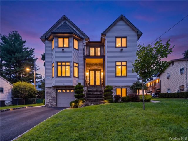  9 BR,  8.00 BTH &nbsp;Garden style home in Spring Valley