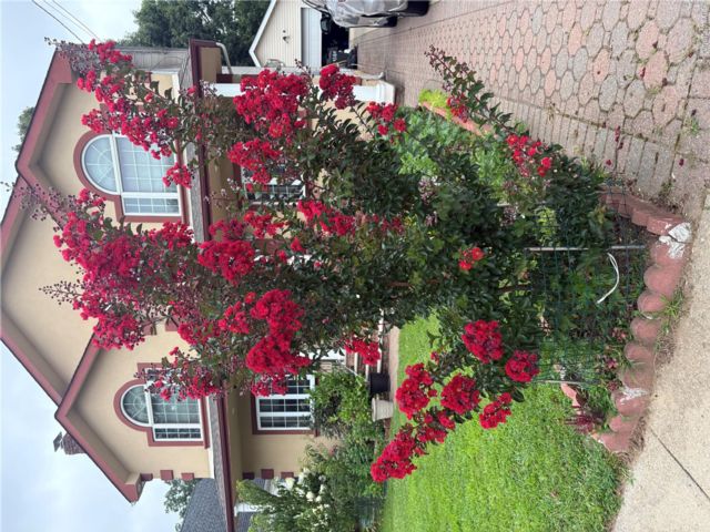  6 BR,  4.00 BTH &nbsp;Colonial style home in New Hyde Park
