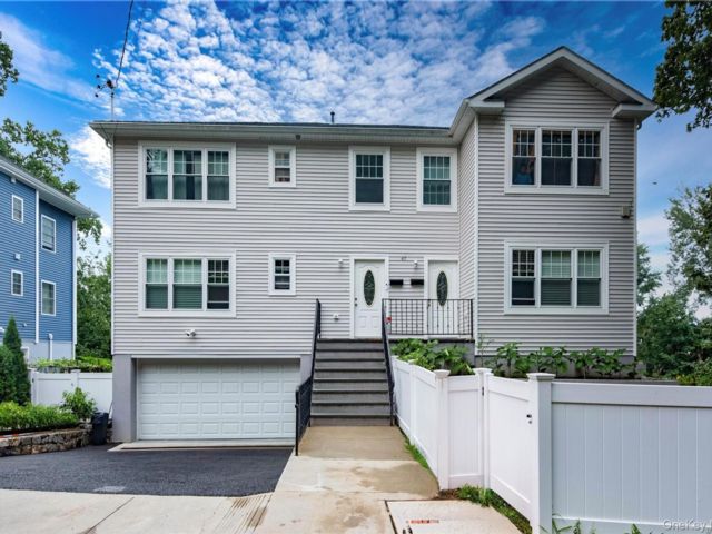  8 BR,  5.00 BTH &nbsp;Contemporary style home in Yonkers