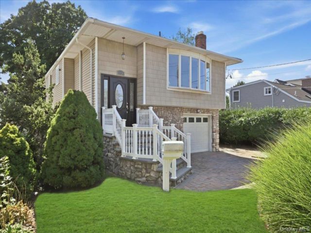  4 BR,  2.00 BTH &nbsp;Hi ranch style home in Massapequa