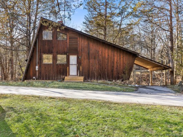  1 BR,  1.00 BTH &nbsp;Contemporary style home in Pleasant Valley