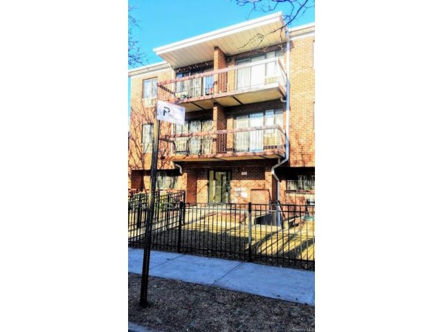  2 BR,  3.00 BTH &nbsp;Split level style home in Rego Park