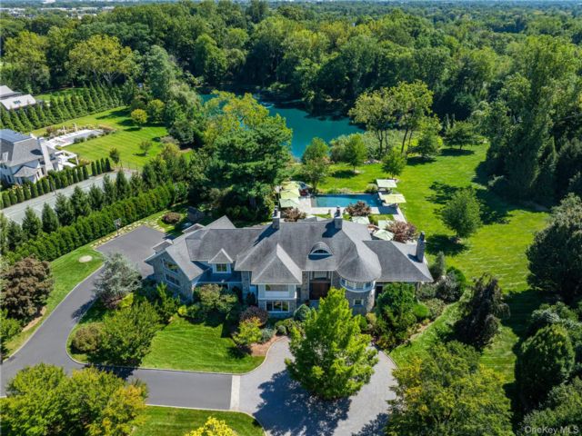  7 BR, 11.00 BTH &nbsp;Colonial style home in Old Westbury