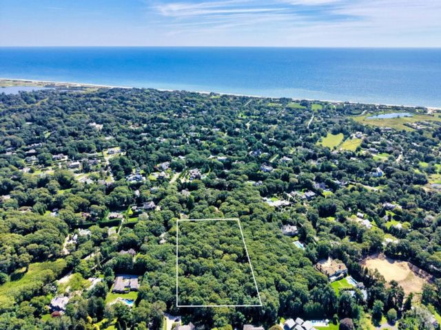 Lot <b>Size:</b>  &nbsp;House style home in East Hampton
