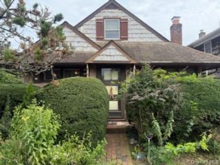 3 BR,  2.00 BTH &nbsp;Cape cod style home in Woodmere