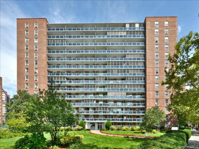  3 BR,  2.00 BTH &nbsp;High rise style home in Rego Park