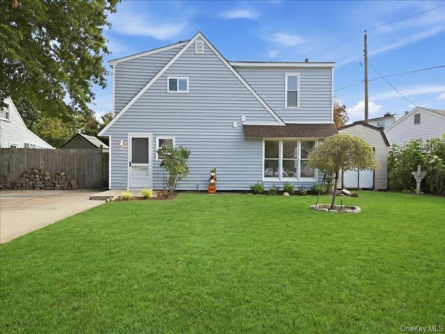  3 BR,  2.00 BTH &nbsp;Colonial style home in Levittown