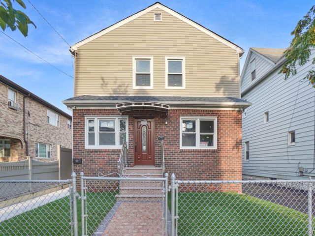 10 BR,  5.00 BTH &nbsp;House style home in South Ozone Park