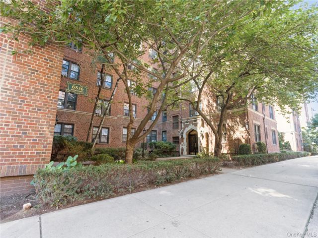  2 BR,  1.00 BTH &nbsp;Mid rise style home in Forest Hills