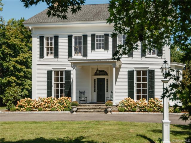  6 BR,  4.00 BTH &nbsp;Colonial style home in Kingston