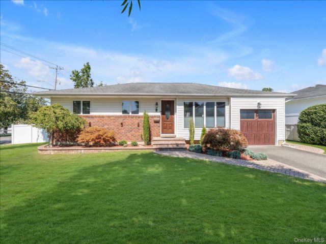  3 BR,  2.00 BTH &nbsp;Ranch style home in Plainview