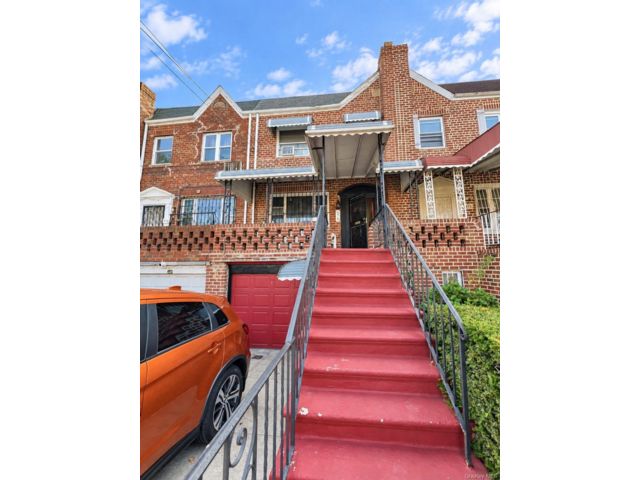  4 BR,  3.00 BTH &nbsp;House style home in Canarsie