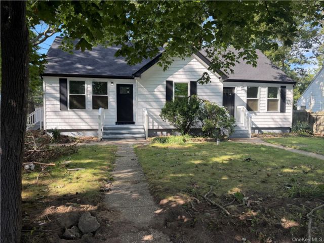  5 BR,  3.00 BTH &nbsp;Exp cape style home in Mastic