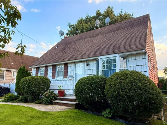  3 BR,  1.00 BTH &nbsp;Cape cod style home in Valley Stream