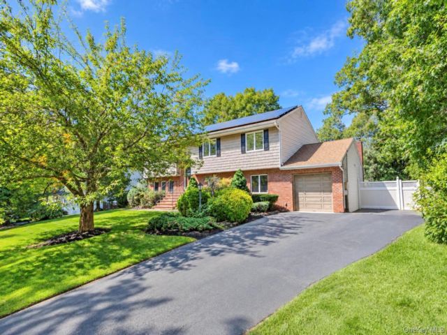  5 BR,  3.00 BTH &nbsp;Hi ranch style home in Farmingville