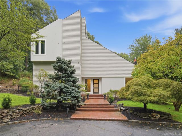  5 BR,  4.00 BTH &nbsp;Post modern style home in Lloyd Harbor