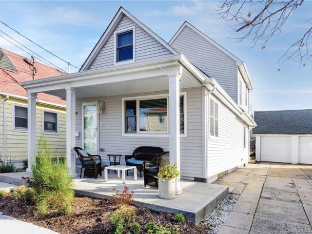  4 BR,  2.00 BTH &nbsp;Colonial style home in Atlantic Beach