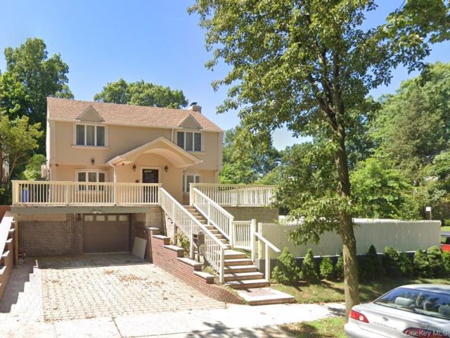  3 BR,  4.00 BTH &nbsp;Colonial style home in Briarwood