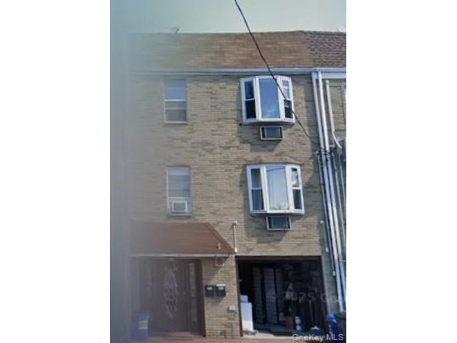  3 BR,  2.00 BTH &nbsp;Other style home in Middle Village