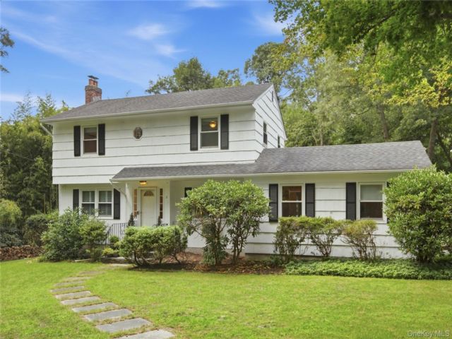  4 BR,  3.00 BTH &nbsp;Colonial style home in Stony Brook