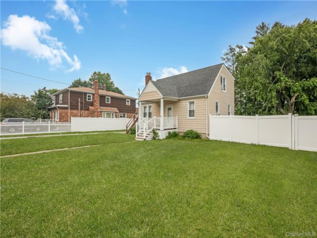  3 BR,  2.00 BTH &nbsp;Exp cape style home in Farmingdale