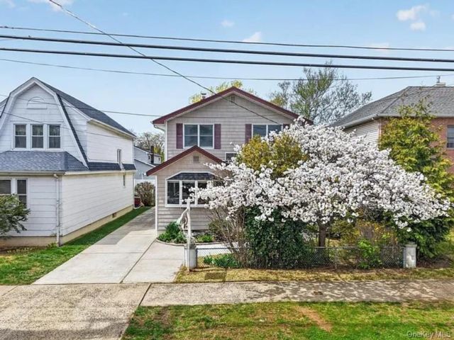 3 BR,  2.00 BTH &nbsp;Colonial style home in Floral Park