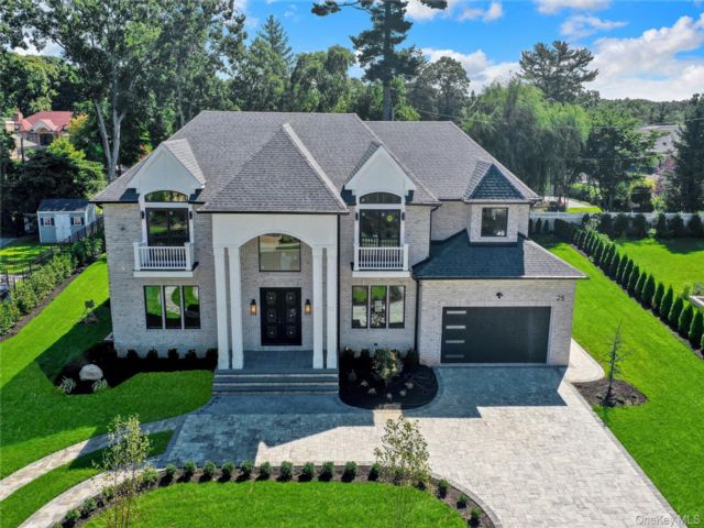  5 BR,  7.00 BTH &nbsp;Colonial style home in Roslyn Heights