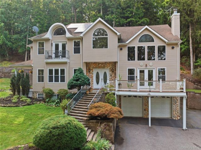  4 BR,  3.00 BTH &nbsp;Colonial style home in Centerport