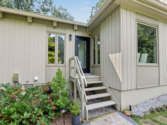  3 BR,  2.00 BTH &nbsp;Contemporary style home in Mamaroneck