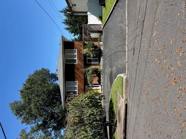  3 BR,  3.00 BTH &nbsp;Split level style home in Northport