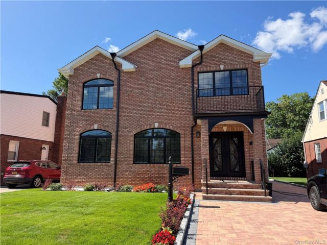  5 BR,  4.00 BTH &nbsp;Colonial style home in New Hyde Park