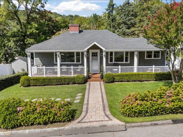  3 BR,  4.00 BTH &nbsp;Craftsman style home in Cold Spring Harbor