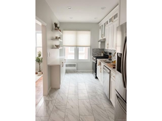  2 BR,  1.00 BTH &nbsp;Full floor apar style home in Long Island City