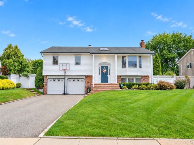 [Hauppauge Real Estate, listing number 7339573]