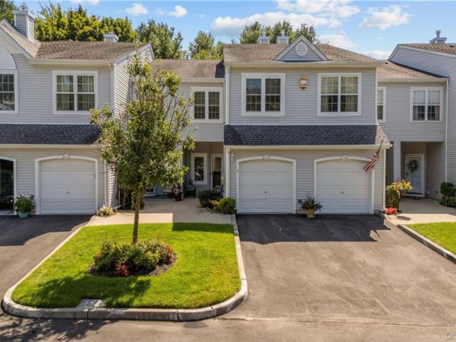  3 BR,  3.00 BTH &nbsp;Condo style home in Port Jefferson