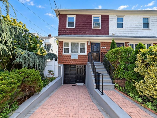  3 BR,  3.00 BTH &nbsp;House style home in College Point