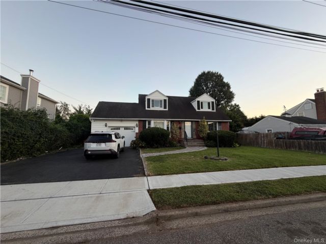  4 BR,  3.00 BTH &nbsp;Colonial style home in Hicksville