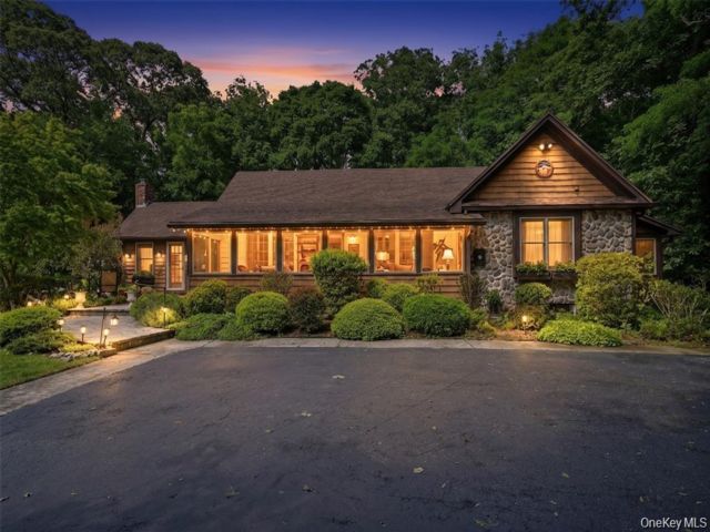 4 BR,  3.00 BTH &nbsp;Cottage style home in Wading River