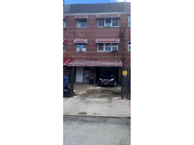  7 BR,  3.00 BTH &nbsp;House style home in Cornell