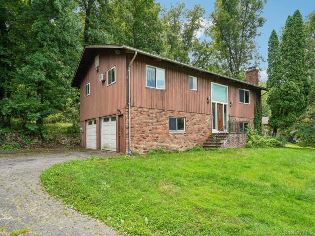  3 BR,  3.00 BTH &nbsp;Raised ranch style home in Montrose