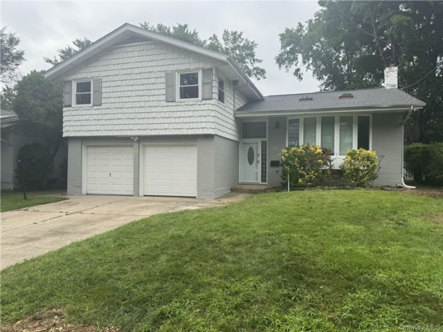 4 BR,  3.00 BTH &nbsp;Split level style home in Port Washington