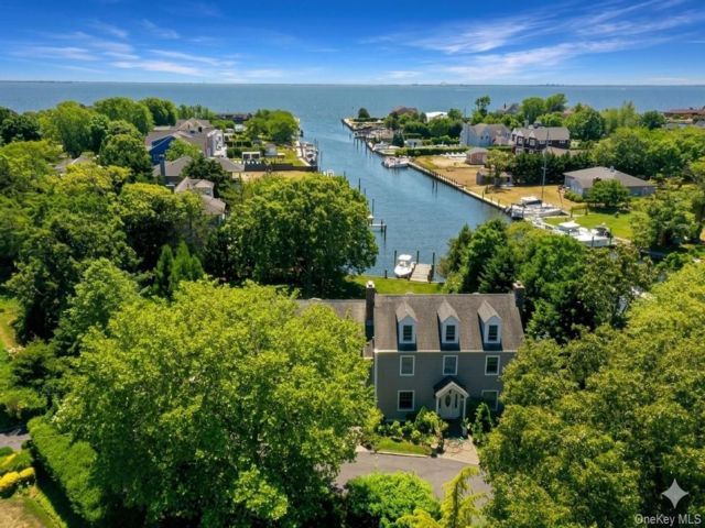  4 BR,  3.00 BTH &nbsp;Colonial style home in Islip