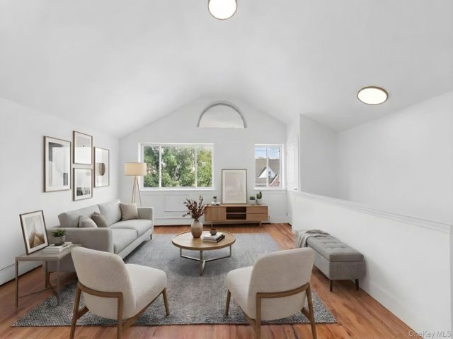  7 BR,  5.00 BTH &nbsp;House style home in Jamaica Hills