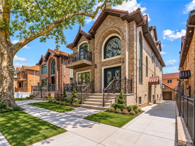  7 BR,  7.00 BTH &nbsp;Contemporary style home in Flushing