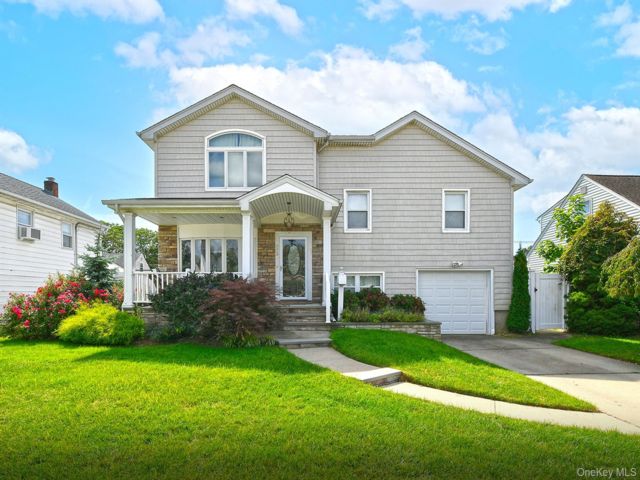  4 BR,  3.00 BTH &nbsp;Split level style home in Wantagh